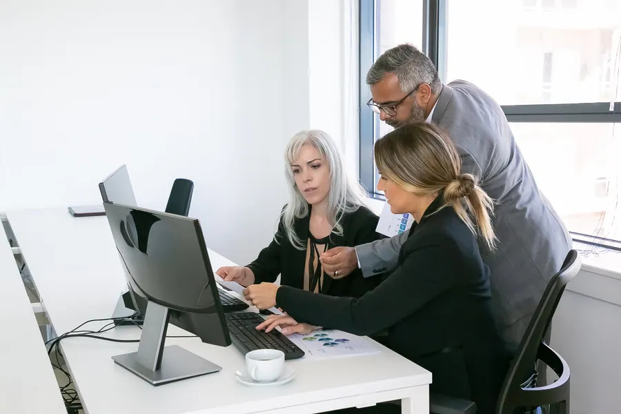 Colleghi in ufficio lavorano al computer