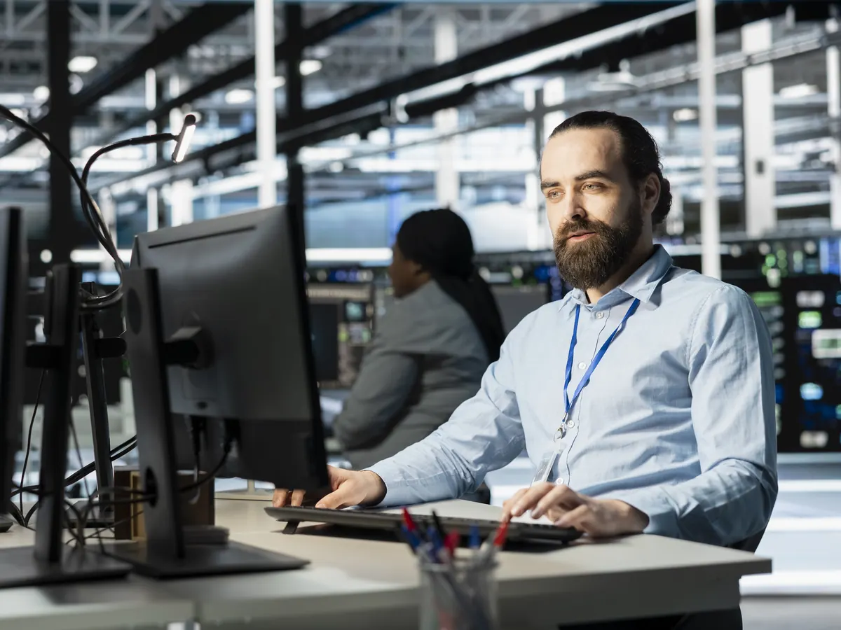 Tecnico al lavoro in una sala server